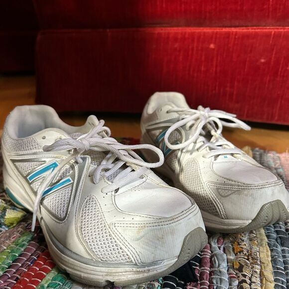 New Balance Women’s White and Blue Sneakers Size 8.5 - Picture 14 of 15
